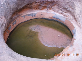 84 6uk. Arches National Park - Fiery Furnace hike - pothole