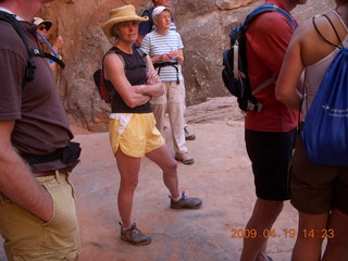 88 6uk. Arches National Park - Fiery Furnace hike - hikers