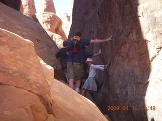 108 6uk. Arches National Park - Fiery Furnace hike - hikers