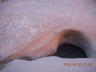 29 6ul. Arches National Park - Devil's Garden hike - tiny slot canyon