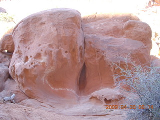 42 6ul. Arches National Park - Devil's Garden hike - suggestive stone