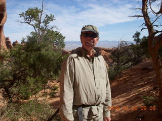 58 6ul. Arches National Park - Devil's Garden hike - fellow hiker