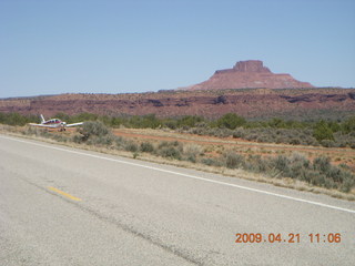 127 6um. Fry Canyon (UT74) - paved road, N4372J