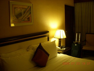 78 6xp. China eclipse - Guilin hotel room