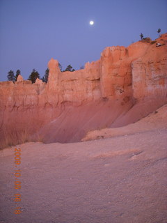 Bryce Canyon - rim from Fairyland to Sunrise - moon