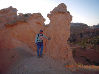 44 705. Bryce Canyon - Fairyland trail - Adam - Adam's chosen hoodoo