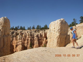 77 705. Bryce Canyon - Fairyland trail - Adam