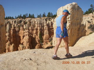 80 705. Bryce Canyon - Fairyland trail - Adam