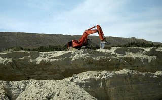 Gila Bend (E63) fly in - young guy climbing 'plastic pigs's nose' rocks