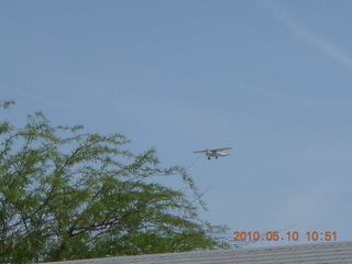 92 77a. Alamo Lake airstrip - landing airplane