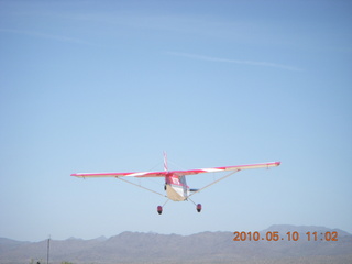 Alamo Lake airstrip - landing airplane