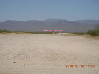 Alamo Lake airstrip - landing airplane