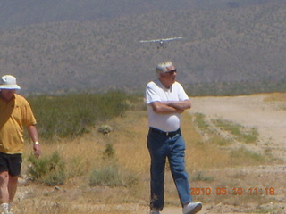 131 77a. Alamo Lake airstrip - Arv and landing airplane