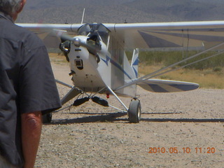 Alamo Lake airstrip - landing airplane