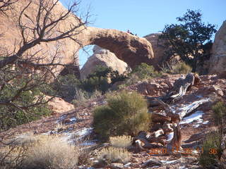 Moab trip - Arches Devil's Garden hike - people on top of Double-O Arch