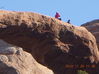 14 7dr. Moab trip - Arches Devil's Garden hike - people on top of Double-O Arch