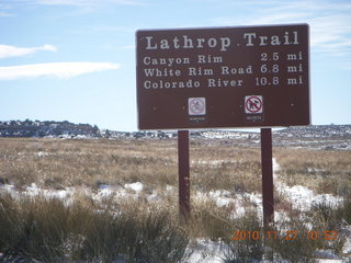 93 7dt. Moab trip - Canyonlands Lathrop hike - sign