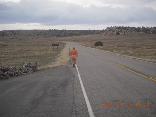 277 7j7. Canyonlands road - Adam running