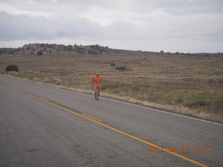279 7j7. Canyonlands road - Adam running