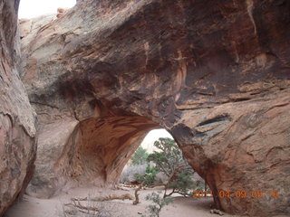 88 7j9. Arches Devil's Garden hike - Navajo Arch seen from the