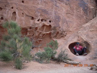 97 7j9. Arches Devil's Garden hike - Adam in hole in rock