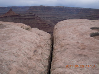 260 7j9. Dead Horse Point - Rim View - gap in rocks
