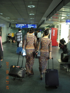 9 7kj. Singapore Airlines air hostesses (flight attendents)