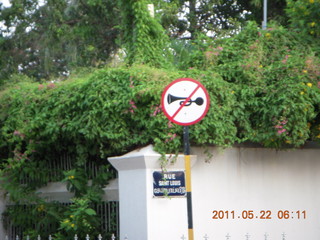 India - Puducherry (Pondicherry) run - no horns sign (?/!)