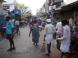 30 7kn. India - Puducherry (Pondicherry) run - market crowd