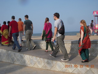 India - afternoon group in Puducherry (Pondicherry) - walking to the beach