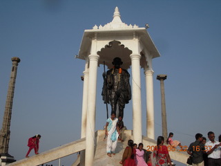 131 7kn. India - afternoon group in Puducherry (Pondicherry)  - Bay of Bengal beach area - Nehru statue