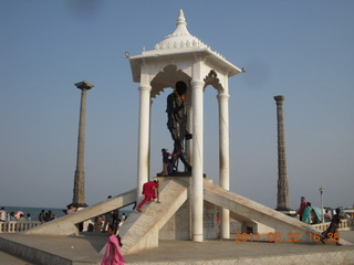 132 7kn. India - afternoon group in Puducherry (Pondicherry)  - Bay of Bengal beach area - Nehru statue