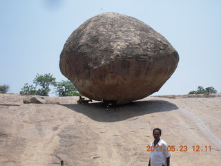 113 7kp. India - Mamallapuram - balanced rock