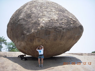 114 7kp. India - Mamallapuram - Adam and balanced rock