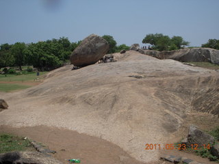 115 7kp. India - Mamallapuram - balanced rock