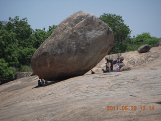 116 7kp. India - Mamallapuram - balanced rock