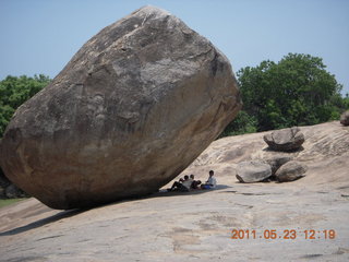 129 7kp. India - Mamallapuram - balanced rock