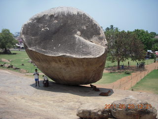 131 7kp. India - Mamallapuram - balanced rock