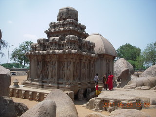 225 7kp. India - Mamallapuram - animal sculptures and temples
