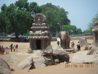 232 7kp. India - Mamallapuram - animal sculptures and temples