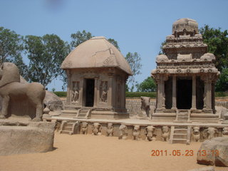 239 7kp. India - Mamallapuram - animal sculptures and temples