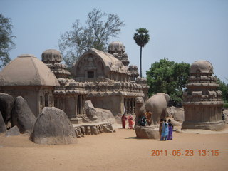 243 7kp. India - Mamallapuram - animal sculptures and temples