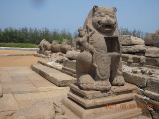 260 7kp. India - Mamallapuram - Bay of Bengal - ancient temple