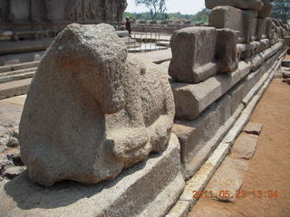 272 7kp. India - Mamallapuram - Bay of Bengal - ancient temple