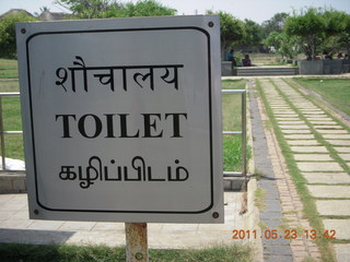 281 7kp. India - Mamallapuram sign (TOILET)