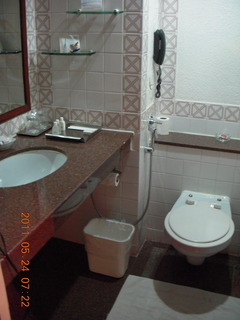 19 7kq. India - Bengaluru (Bangalore) - Chancery Hotel bathroom