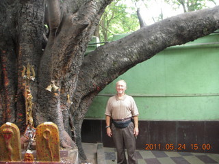 91 7kq. India - Bengaluru (Bangalore) - temple + Adam