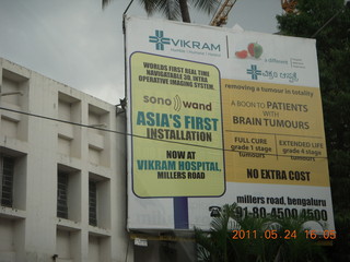 159 7kq. India - Bengaluru (Bangalore) -- sign advertising brain tumor treatment