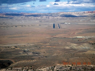 220 7q8. aerial - Utah - Canyonlands Field (CNY) - final approach
