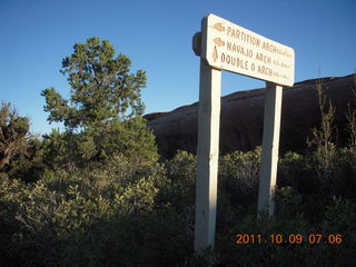 18 7q9. Arches National Park - Devil's Garden hike - sign